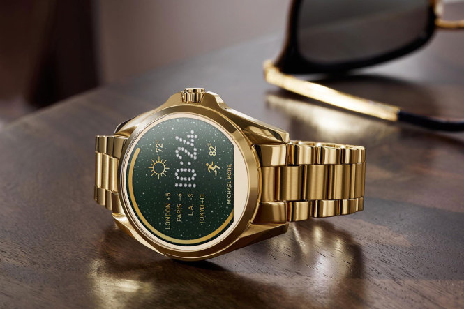Đồng hồ thông minh Michael Kors với kiểu dáng đồng hồ mặt tròn và dây kim loại truyền thống - Ảnh: Digital Trends