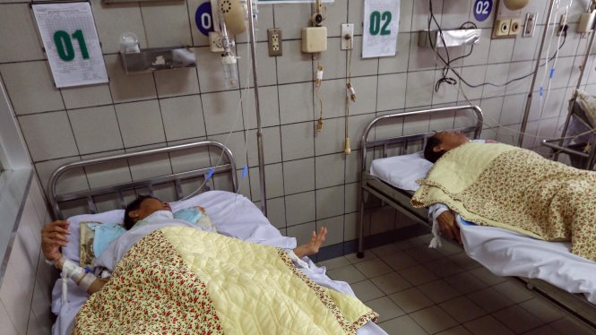 Cấp cứu bệnh nhân ngộ độc rượu có methanol tại Bệnh viện Bạch Mai - Ảnh: Việt Dũng