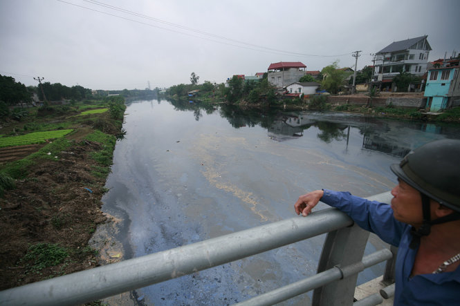 Suốt 10 năm nay người dân dọc hai bên bờ sông Bắc Hưng Hải phải sống trong tình cảnh ô nhiễm nặng nề - Ảnh: Nam Trần