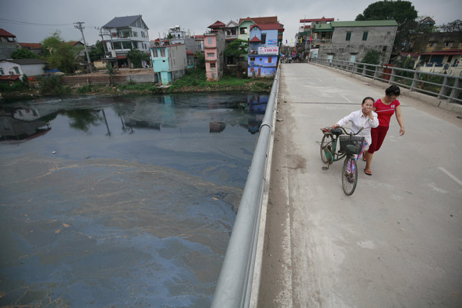Người dân hai bên bờ sông gồm cả huyện Văn Lâm và Văn Giang, Hưng Yên cho biết họ vô cùng lo lắng cho sức khoẻ của mình, đặc biệt người già và trẻ em trước tình trạng ô nhiễm này, nhất là khi đã có nhiều người tử vong do bị ung thư tại địa phương - Ảnh: Nam Trần