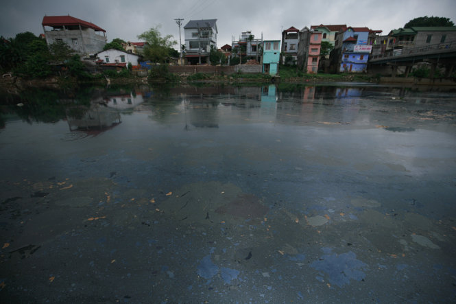 Ông Nguyễn Tiến Thiệp, Phó chủ tịch UBND xã Trưng Trắc, cho biết tình trạng sông bị ô nhiễm như này chắc chắn nguồn nước ngầm sẽ bị ảnh hưởng nặng nề, ảnh hưởng trực tiếp tới sức khoẻ của người dân - Ảnh: Nam Trần
