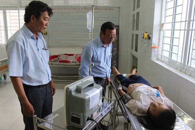 Ông Nguyễn Quốc Khánh, Chủ tịch UBND huyện Tân Phú Đông thăm hỏi và hỗ trợ gia đình các em học sinh gặp nạn