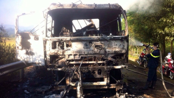Xe tải gần như bị thiêu rụi - Ảnh: Võ Minh