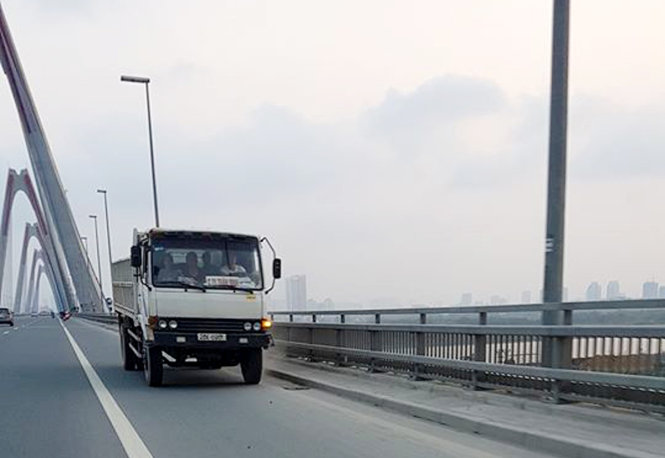 Xe tải ngang nhiên chạy ngược chiều trên cầu Nhật Tân- Ảnh: Facebook Otofun