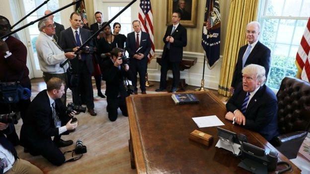 Ông Trump phát biểu trước báo giới sau khi rút dự luật chăm sóc sức khỏe khỏi Quốc hội - Ảnh: Reuters