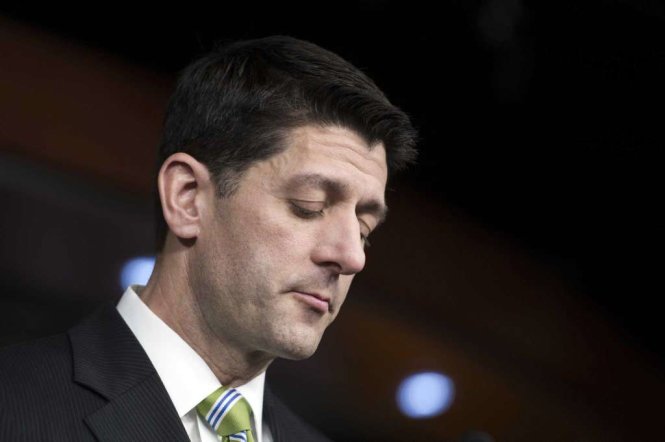 Chủ tịch Hạ viện Paul Ryan ngừng lại trong lúc phát biểu tại cuộc họp báo tại Nhà Trắng sau khi dự luật Trumpcare thất bại - Ảnh: AP
