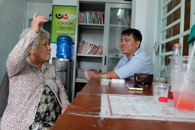 Bà Minh và anh Lê Văn Hồ, cán bộ P.8 (Q.4), thường xuyên trao đổi để tìm cách giúp đỡ người nghiện -  Ảnh: Vũ Thủy