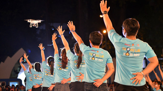 Các bạn trẻ nhảy Flashmob mở đầu chương trình - Ảnh: DUYÊN PHAN