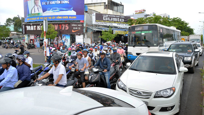 Xe ô tô chạy vào làn xe máy trên đường Phạm Văn Đồng khiến giao thông càng rối loạn