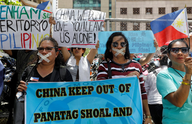 Biểu tình ở Manila ngày 24-3 phản đối việc Trung Quốc chuẩn bị xây dựng trạm quan trắc môi trường trên Biển Đông - Ảnh: Reuters
