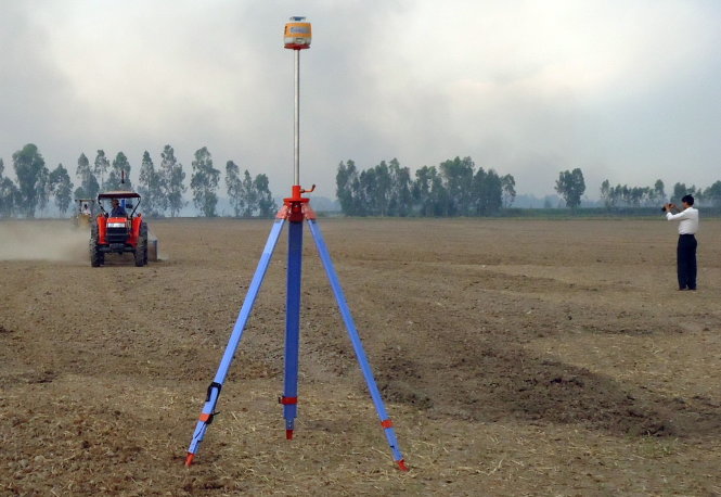 Tập trung ruộng đất để sản xuất lớn, sử dụng tia laser để làm phẳng mặt ruộng tại cánh đồng của một hợp tác xã ở ĐBSCL - Ảnh: Chí Quốc