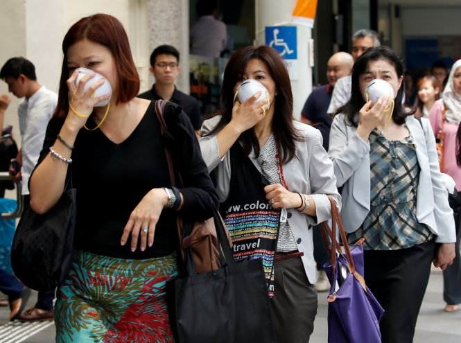 Người dân Singapore khốn khổ vì đợt khói mù từ Indonesia vào tháng 8-2016 - Ảnh: Reuters