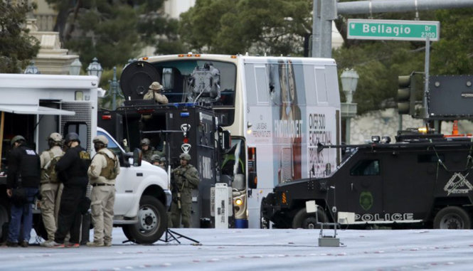 Cảnh sát bao quanh chiếc xe buýt tại Đại lộ Las Vegas - Ảnh: AP