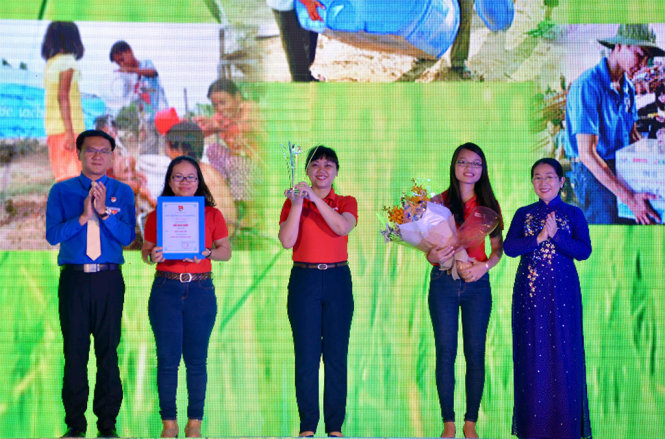 Báo Tuổi Trẻ giành giải thưởng Hồ Hảo Hớn cho chương trình Nước cho vùng hạn mặn - Ảnh: DUYÊN PHAN