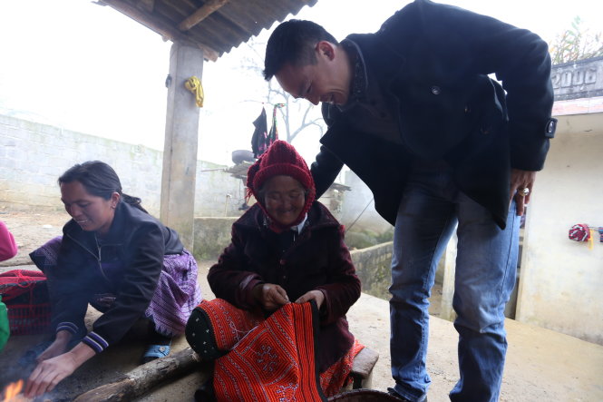 Ông Cà Văn Nghĩa (công an huyện Vân Hồ, Sơn La) hỏi thăm bà con người Mông sinh sống tại Lóng Luông và vận động bà con không cấu kết với tội phạm ma túy - Ảnh: Mai Vinh