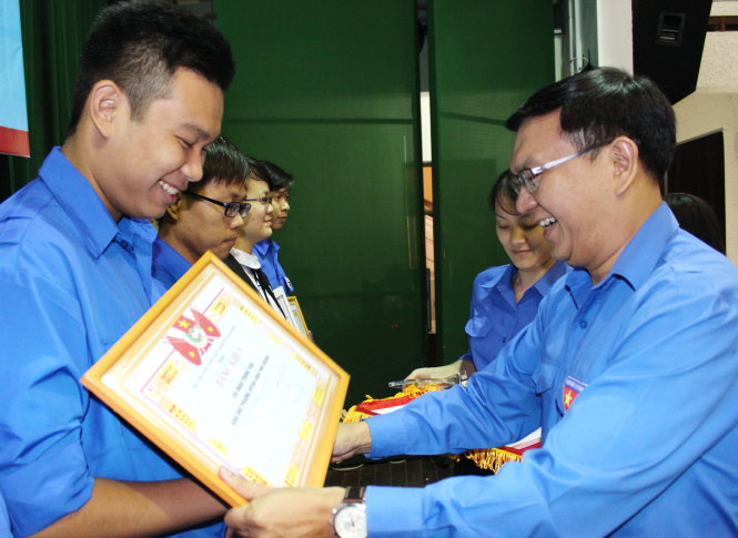 Phó bí thư thường trực Thành đoàn TP.HCM Lâm Đình Thắng (phải) trao thưởng cho các chi đoàn được tuyên dương vững mạnh tiêu biểu giai đoạn 2012-2017 - Ảnh: Q.L.