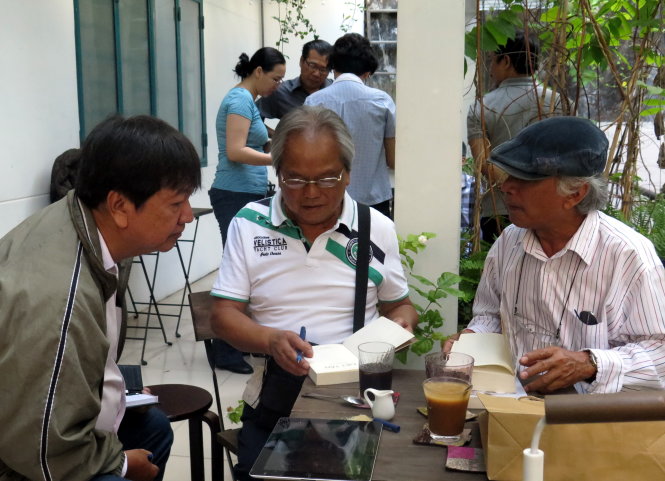 Nhiều bạn đọc nhân dịp gặp gỡ đến xin chữ ký Kiệt Tấn trên sách in tại Việt Nam - Ảnh: L.Điền