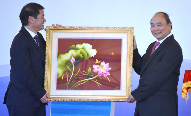 Thủ tướng Nguyễn Xuân Phúc trao quà lưu niệm cho đại diện Thaco tại lễ  khởi công dự án - Ảnh: LÊ TRUNG