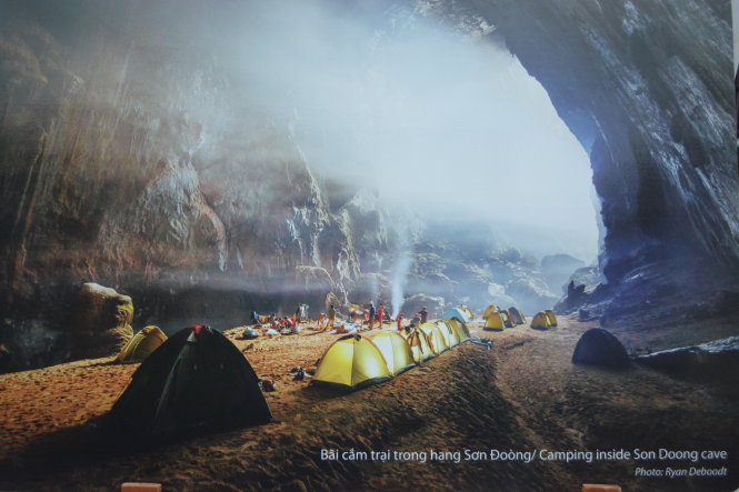 Bức ảnh bãi cắm trại trong hang Sơn Đòong của Ryan Deboodt được trưng bày tại triển lãm