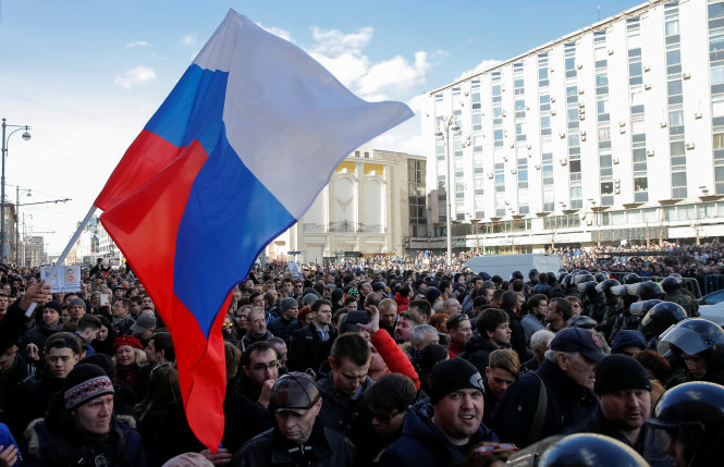 Người biểu tình tuần hành ở Matxcơva ngày 26-3 - ảnh: Reuters