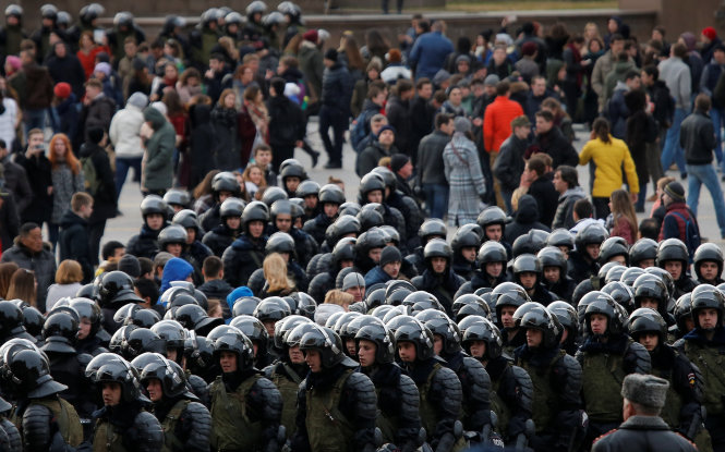 Cảnh sát Nga cô lập một nhóm biểu tình ở trung tâm thủ đô - Ảnh: Reuters