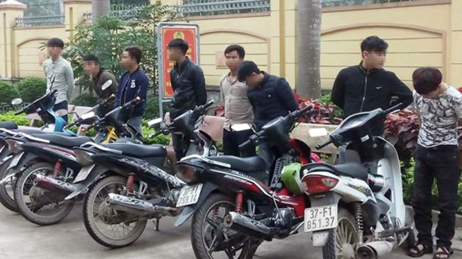 Nhóm thanh niên lạch lách, đánh võng trên đường khi rước dâu bị triệu tập tại Công an huyện Diễn Châu (Nghệ An) - Ảnh: MAI GIANG