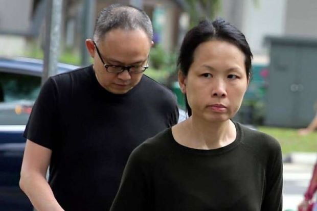 Vợ chồng bà Chong Sui Foon (trước) và Lim Choon Hong đến tòa ngày 27-3 - Ảnh: ST