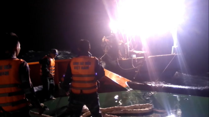 Lực lượng chức năng tiếp cận tàu bị nạn - Ảnh: Mạnh Thường
