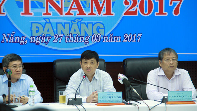 Ông Đặng Việt Dũng, phó chủ tịch thường trực UBND TP Đà Nẵng (giữa) chủ trì cuộc họp báo.