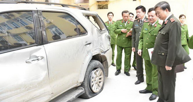 Bộ trưởng Bộ Công an Tô Lâm (bìa phải) cùng lãnh đạo C47 kiểm tra chiếc xe chở 100 bánh heroin - Ảnh: Hà Phương