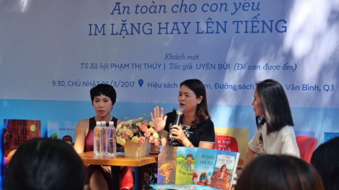 Chị Uyên Bùi (trái) và TS Phạm Thị Thúy (giữa) - hai diễn giả của buổi giao lưu An toàn cho con yêu... - Ảnh: M.TRANG