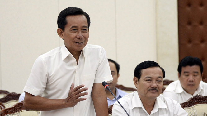 Ông Trương Văn Lắm, giám đốc Sở Nội vụ TP.HCM trả lời các vấn đề góp ý của đoàn giám sát ĐBQH về các vấn để quản lý chính quyền đô thị và tăng, giảm biên chế tại buổi làm viêc với UBND TP.HCM thực hiện chính sách, pháp luật về cải cách tổ chức bộ máy hành chính nhà nước giai đoạn 2011-2016, chiều 27-03-2017 - Ảnh: Tự Trung
