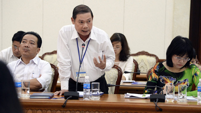 Ông Đỗ Phi Hùng, phó giám đốc Sở Xây dựng TP.HCM trả lời các vấn đề góp ý của đoàn giám sát ĐBQH về các vấn để giảm biên chế, cấp phép xây dựng và quản lý nhà nhà nước tại buổi làm viêc với UBND TP.HCM thực hiện chính sách, pháp luật về cải cách tổ chức bộ máy hành chính nhà nước giai đoạn 2011-2016, chiều 27-03-2017 - Ảnh: Tự Trung