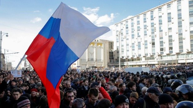 Những người ủng hộ phe đối lập tham gia biểu tình chống tham nhũng tại Matxcơva, Nga - Ảnh: Reuters