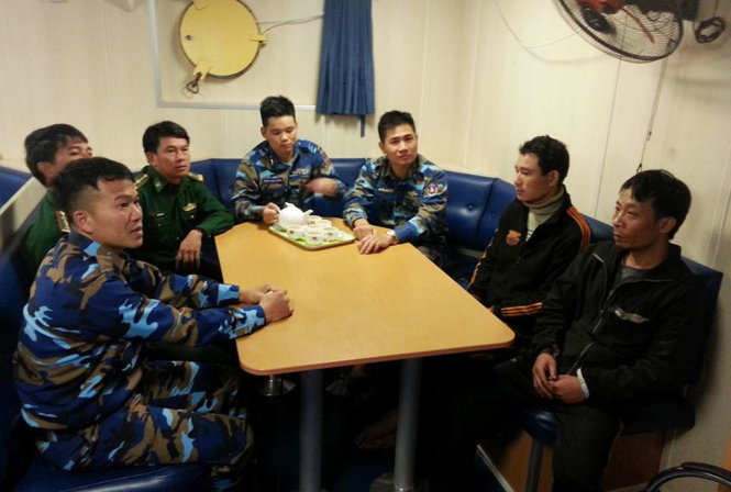 Đại diện tàu CSB 9004 bàn giao tàu cá và ngư cho Đồn biên phòng Quỳnh Thuận (Nghệ An) - Ảnh: BÁ KHÁNH