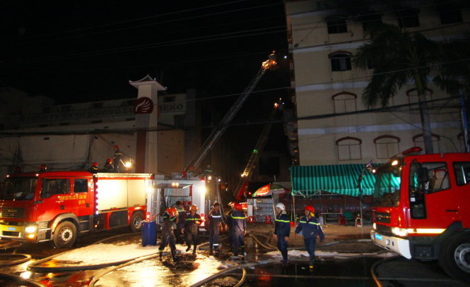Lực lượng PCCC khẩn trương chữa cháy trong vụ tái bùng phát cháy  lần thứ hai vào đêm 26-3 tại Công ty Kwong Lung Meko - Ảnh: Chí Quốc