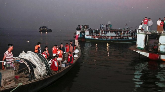 Lực lượng cứu hộ tìm kiếm nạn nhân trong một vụ chìm phà ở Bangladesh - Ảnh: AP