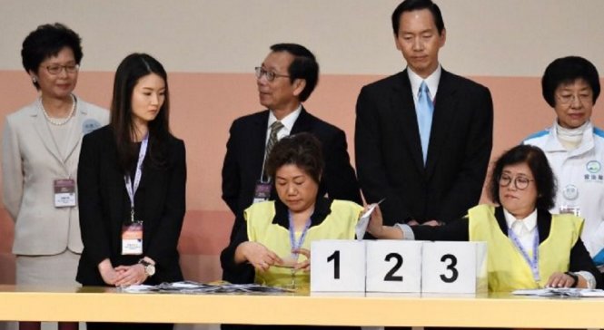Bà Lâm Trịnh Nguyệt Nga (trái) giám sát quá trình kiểm phiếu - Ảnh: AFP