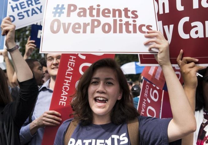 Người dân Mỹ xuống đường ủng hộ Obamacare tại Washington ngày 25-6-2015 sau khi Tòa án Tối cao ngăn chặn chính sách này - Ảnh: Reuters