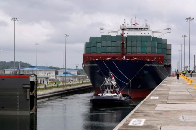 Tàu hàng Trung Quốc từng mở hàng ở kênh đào Panama (mở rộng) khi nó khai trương trở lại ngày 26-6-2016 - Ảnh: Reuters