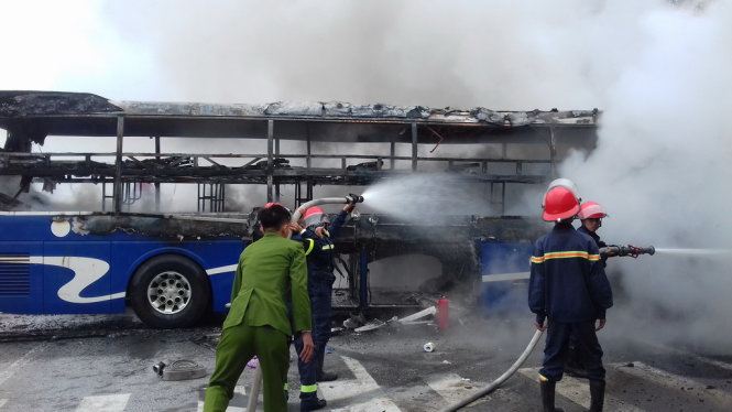 Cảnh sát PCCC Thanh Hóa nỗ lực dập lửa vụ cháy hai xe ô tô trên quốc lộ 1A sáng 28-3-Ảnh: Hà Đồng
