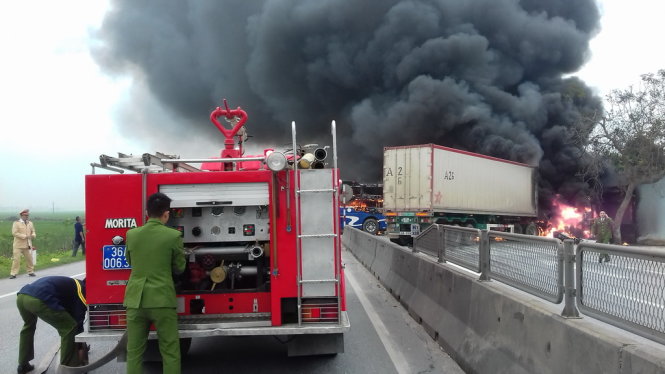 Cảnh sát PCCC Thanh Hóa nỗ lực dập lửa vụ cháy hai xe ô tô trên quốc lộ 1A sáng 28-3-Ảnh: Hà Đồng