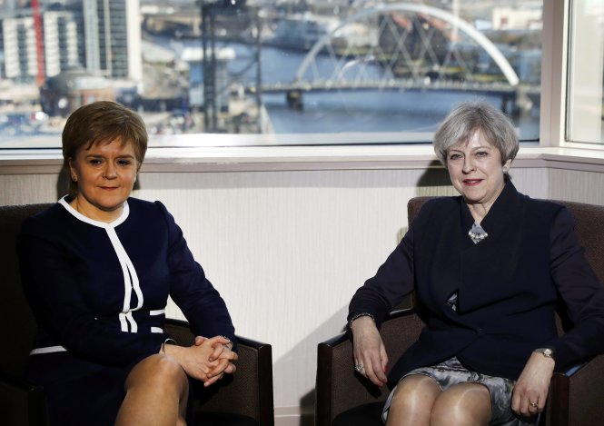 Thủ tướng Anh Theresa May (phải) tiếp thủ hiến Scotland Nicola Sturgeon tại một khách sạn ở Glasgow, Scotland ngày 27-3 - Ảnh: Reuters