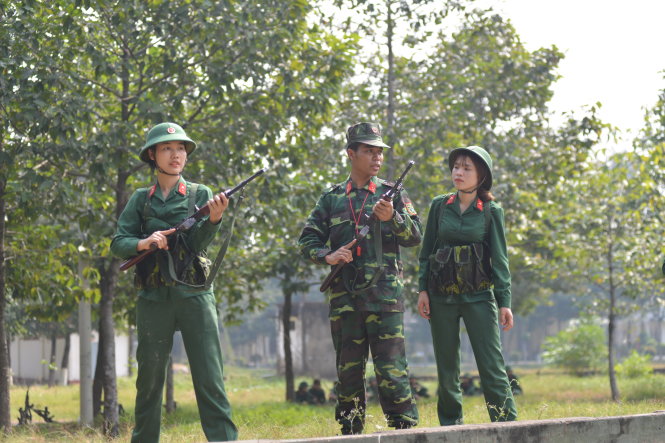 Trung úy Thạch Thanh Nhã - trung đội trưởng trung đội 3 - hướng dẫn nữ tân binh học ngắm bắn - Ảnh: Duyên Phan