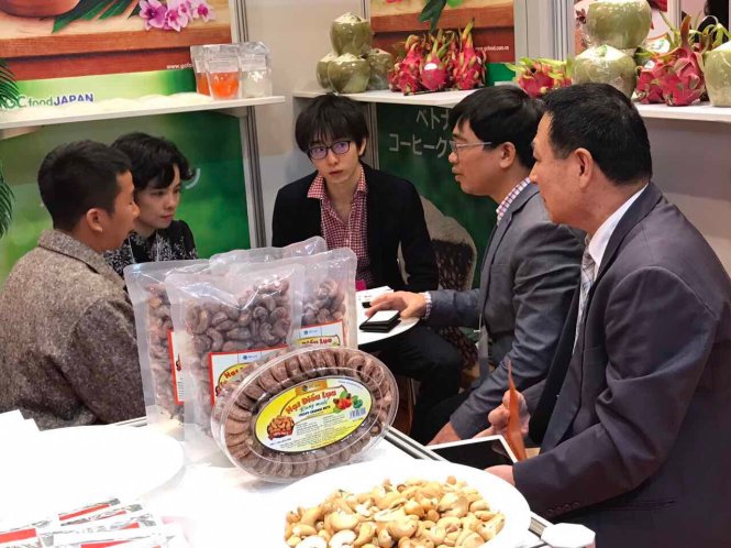 Trao đổi thông tin về hàng nông sản tại Hội chợ Foodex Japan 2017 - Ảnh: N.V.T.