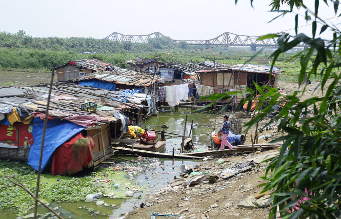 Những ngôi nhà lụp xụp tại làng nổi bãi giữa sông Hồng - Ảnh: Nguyễn Khánh