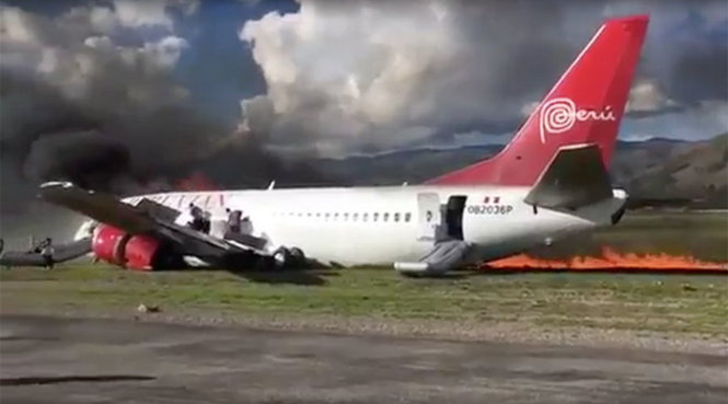 Lửa khói bốc cao từ nơi máy bay bị cháy - Ảnh chụp từ clip