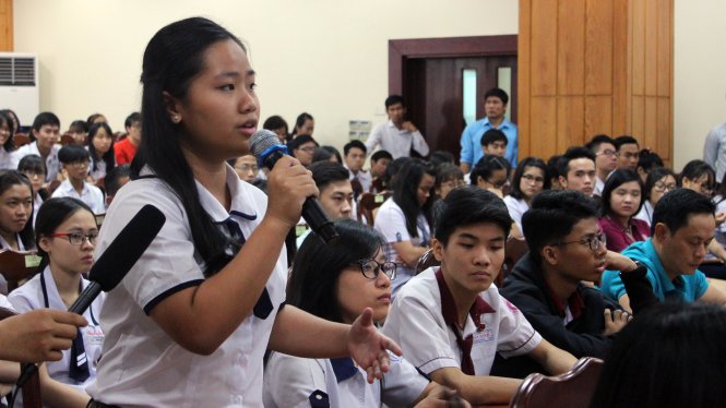 Em Võ Tâm Anh - học sinh Trường THPT Nguyễn Thượng Hiền, TP.HCM - trăn trở về vấn đề bạo lực học đường tại buổi đối thoại - Ảnh: Phương Nguyễn