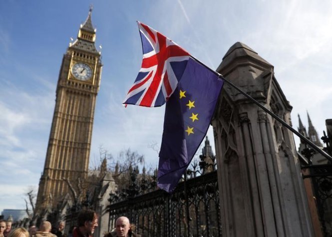 Những người biểu tình giương cờ Anh và cờ EU thể hiện việc ủng hộ việc nước Anh ở lại Liên minh châu Âu tại trung tâm thủ đô London, Anh ngày 25-3-2017 - Ảnh: Reuters