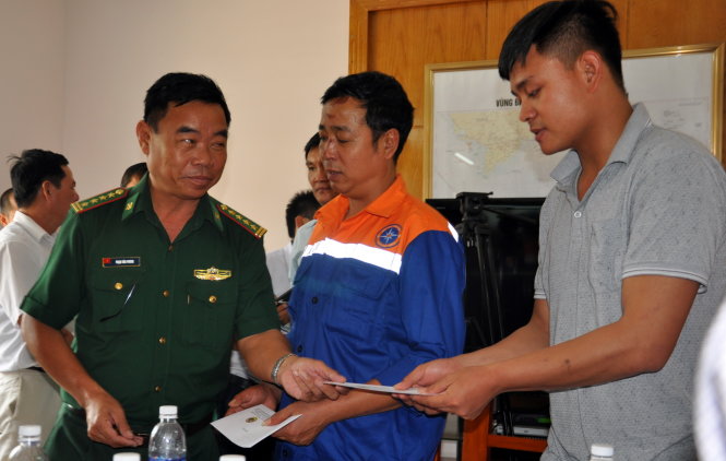 Sỹ quan bong Hoàng Tiến Khôi nhận quà động viên của Bộ đội biên phòng tỉnh Bà Rịa- Vũng Tàu - Ảnh: Đông Hà.